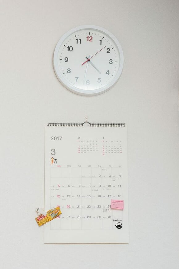 かけ時計の下にカレンダー