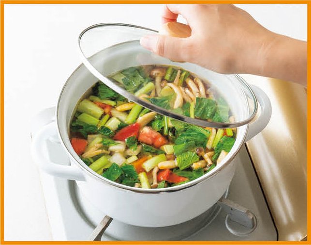 鍋にフタをする様子