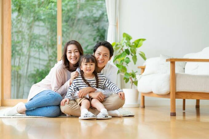 リビングに夫婦と子ども