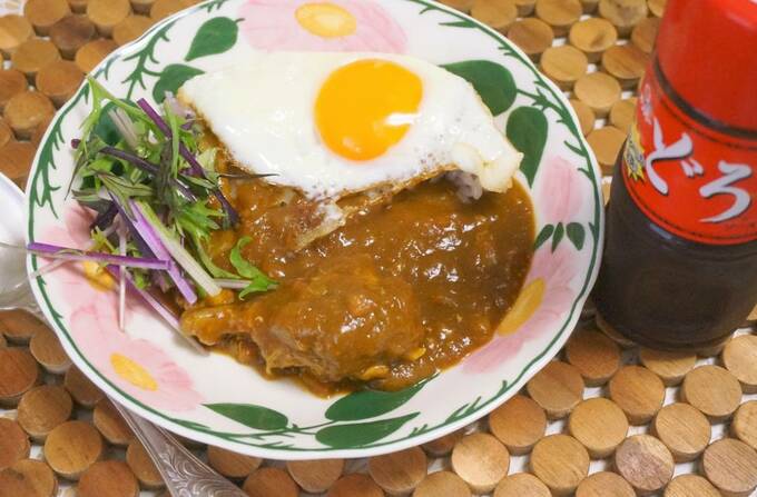 どろソースと目玉焼きがのった料理