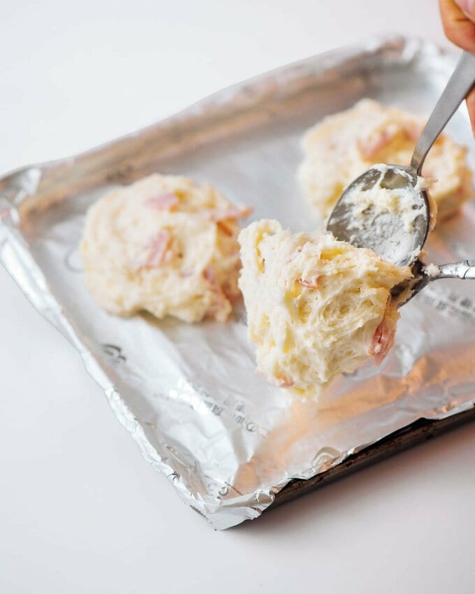 ホイルの上に焼く前のパン