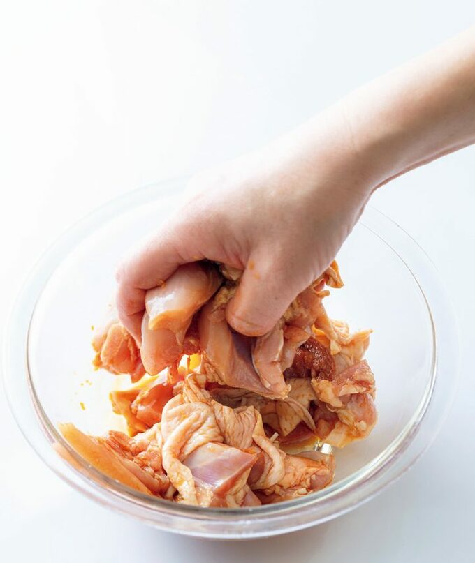 ボウルにお肉と手