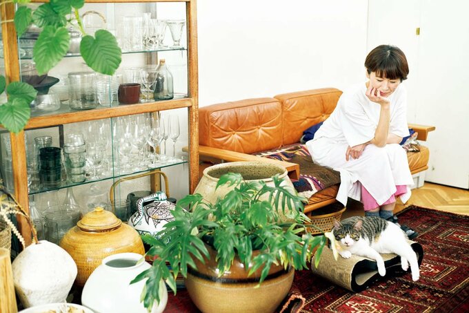 ソファに座る女性