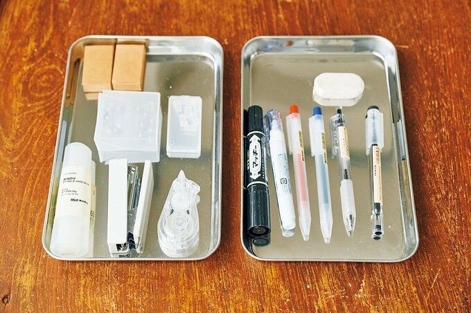 トレーに文房具