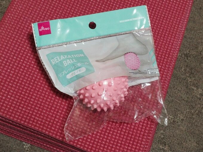 「リフレッシュボール(イボイボ)」(110円)、材質:塩化ビニル樹脂、商品サイズ:6.6cm、カラー:ピンク、グレーの2色展開