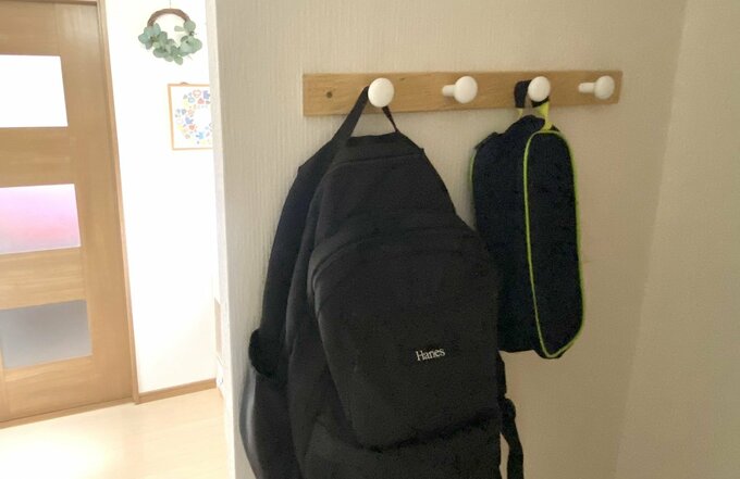 壁に掛かっているリュック