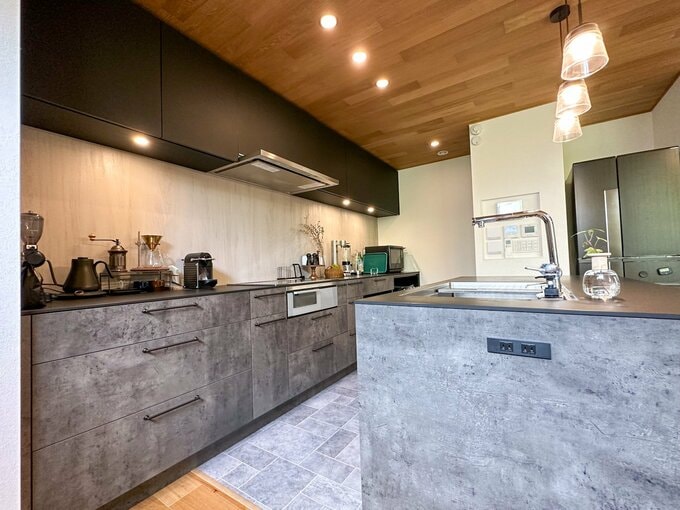 壁の端から端までをカップボード