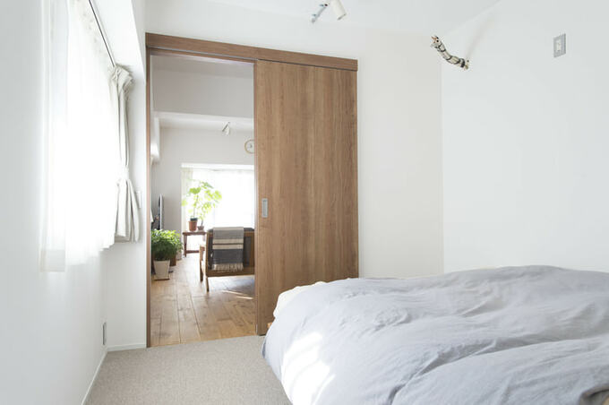 カーペット敷の寝室