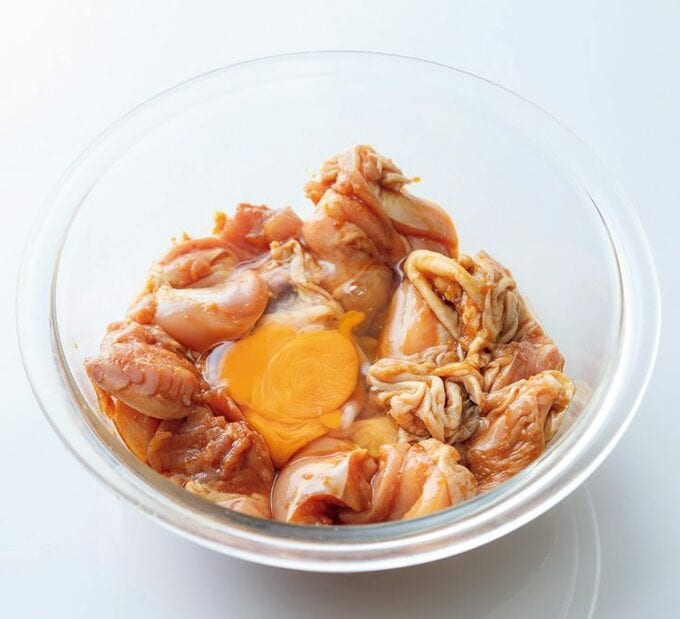 ボウルにお肉と生卵