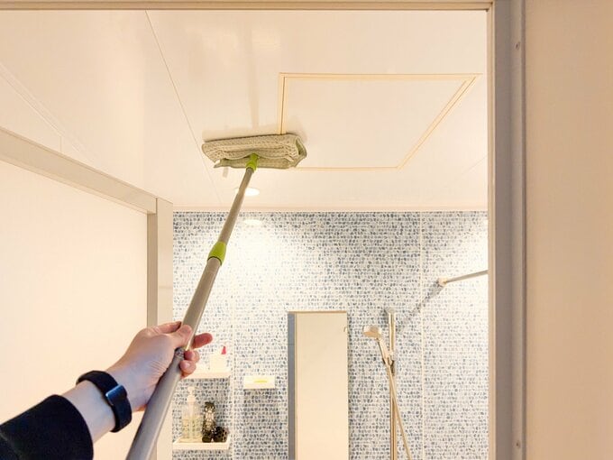 浴室の天井掃除