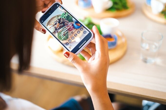 スマホを撮る女性