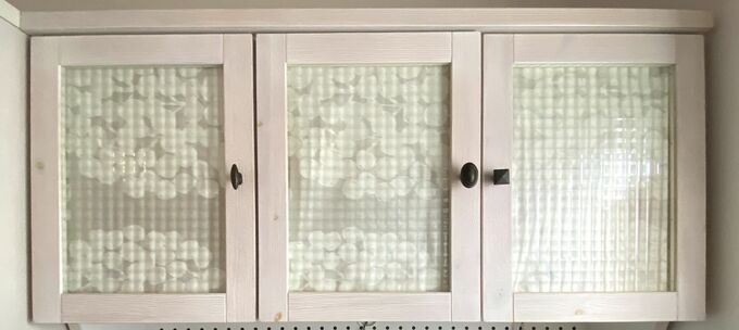 ハギレを貼った食器棚のガラス扉