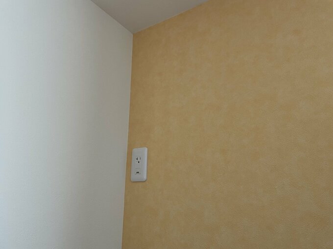 壁紙とコンセントの色が違う