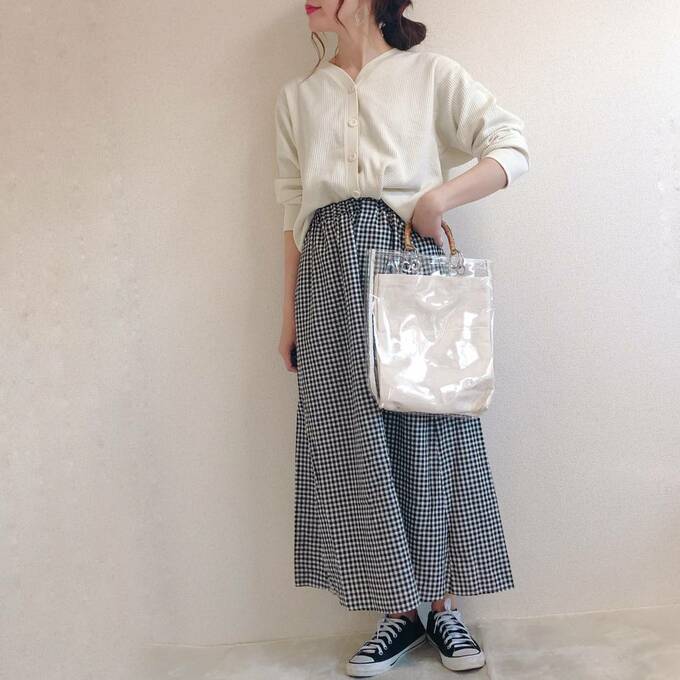 ホワイトのワッフルカーディガン