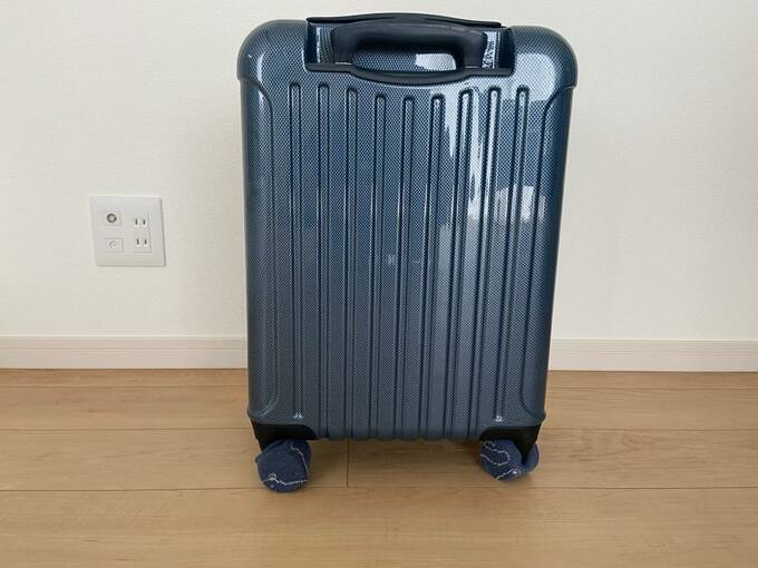 100円グッズで、スーツケース収納時の床汚れ悩みが解決 | ESSEonline（エッセ オンライン）