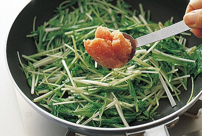 タラコをフライパンに加える