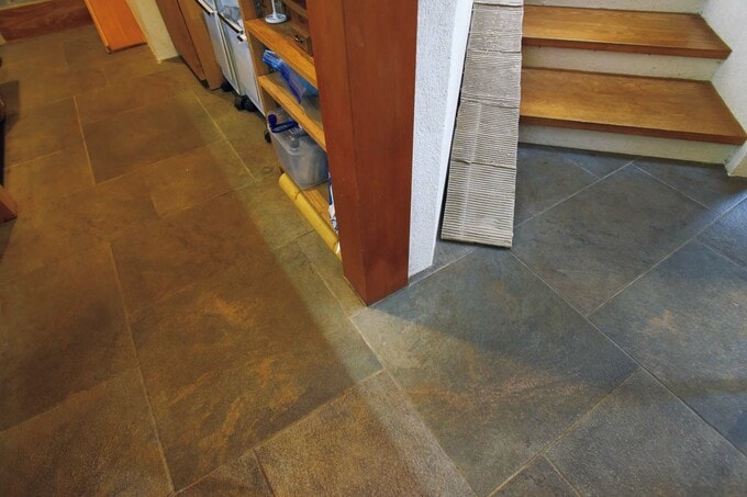 サッとふけるタイルの床