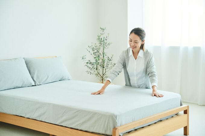 ベットを触る女性