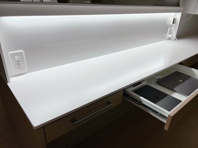 照明と引き出しの写真