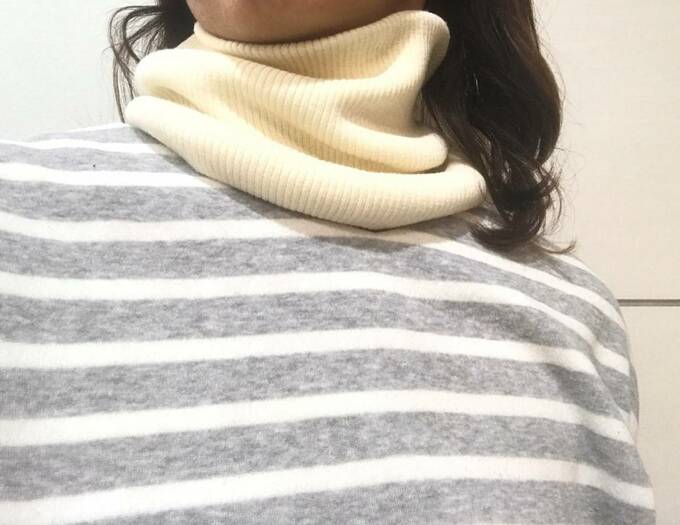 ネックウォーマーをつける女性