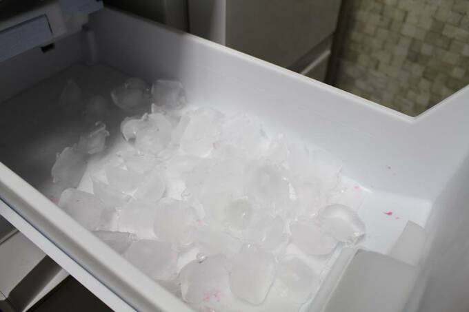 繰り返すと色のついていていない氷がでてきます