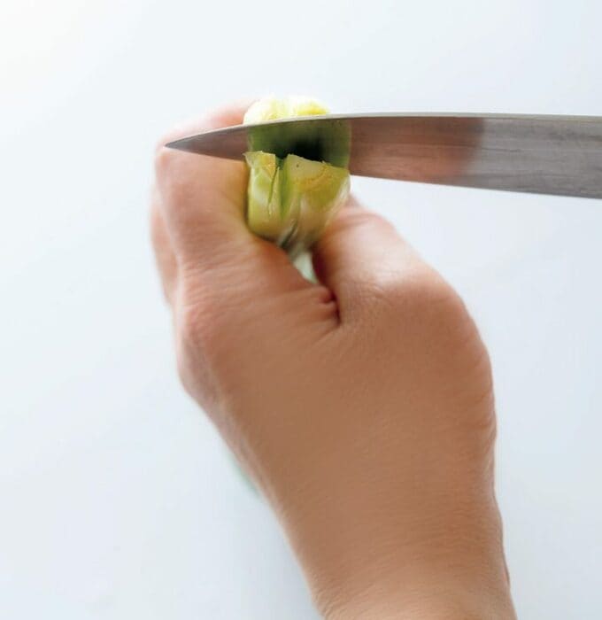 根元に十字の切り込みを入れる