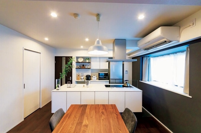 白とブラウンで統一された落ち着きのあるインテリア