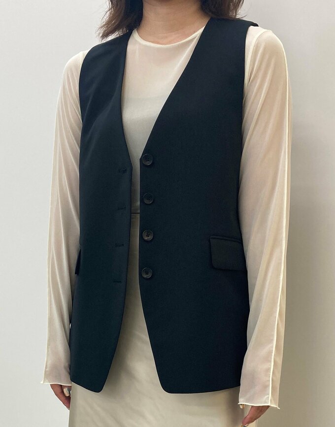 GUのノーカラーベスト