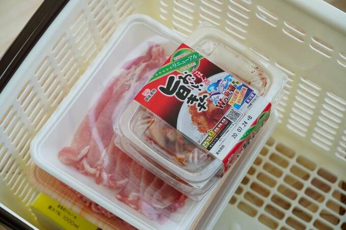 カゴにキムチなど