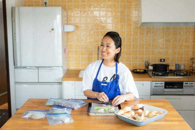 食材の前に女性