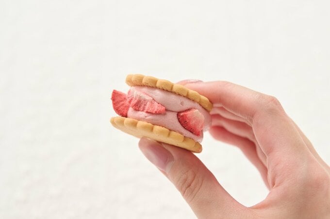 クリームの中に、フリーズドライされたイチゴのトッピングが!