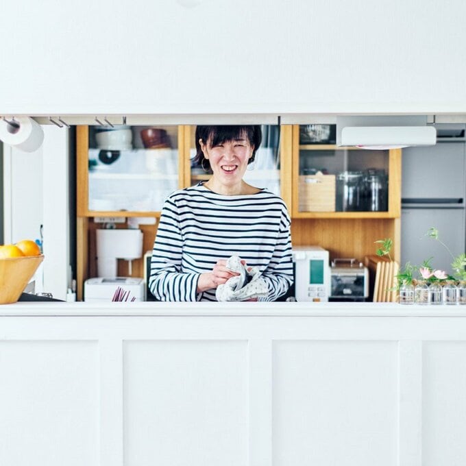 カウンターキッチンで作業する女性