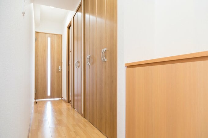 玄関からLDKまでの長い廊下