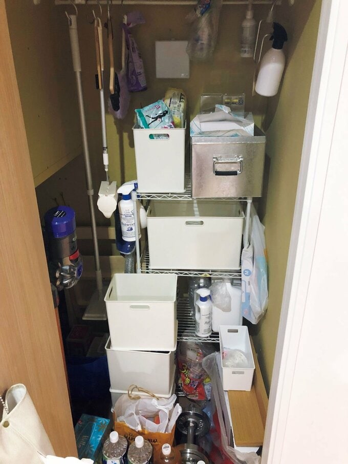 納戸に重ねられたホワイトボックス