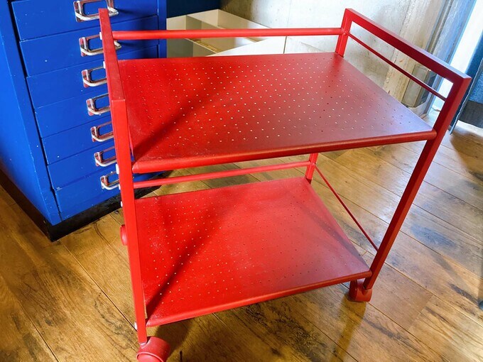 可動式の赤いワゴン