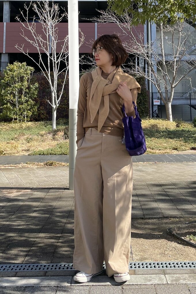 上下ベージュのコーデ