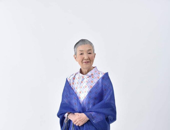 青い服を着た女性