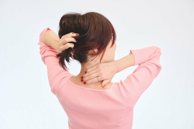 日やけ止めを塗る女性