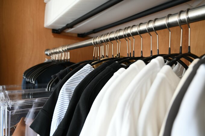 ハンガーにかかった衣服たち