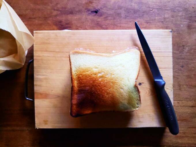 まな板に置かれたホットサンドイッチ