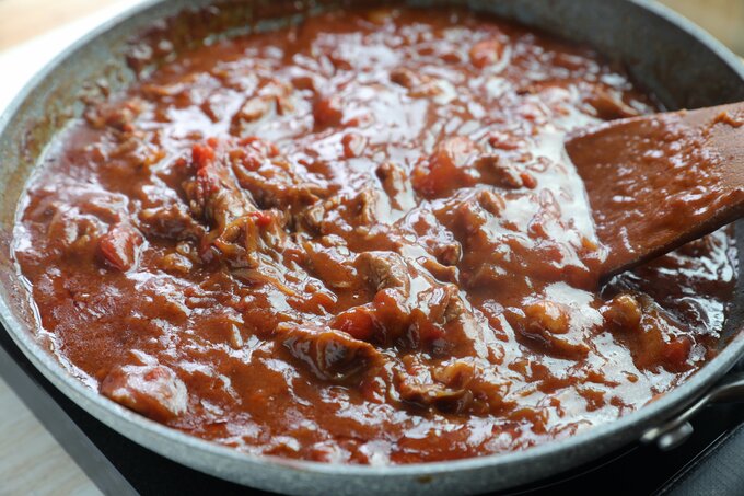 ハッシュドビーフをじっくり煮込む