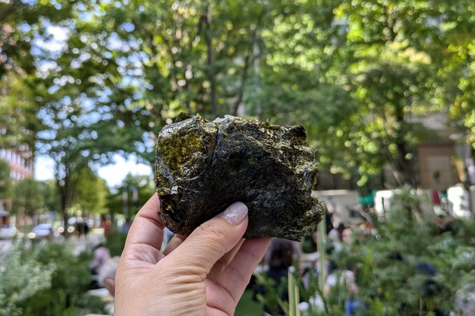 のりで巻いたおにぎり