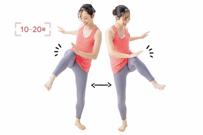 ひざを上げて運動をする女性