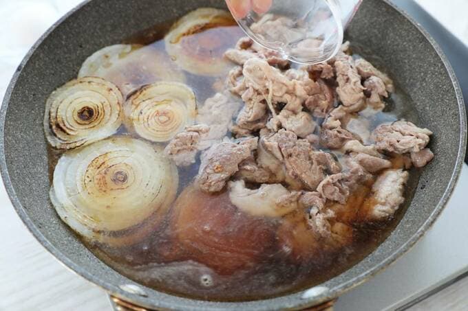 調味料を加える様子