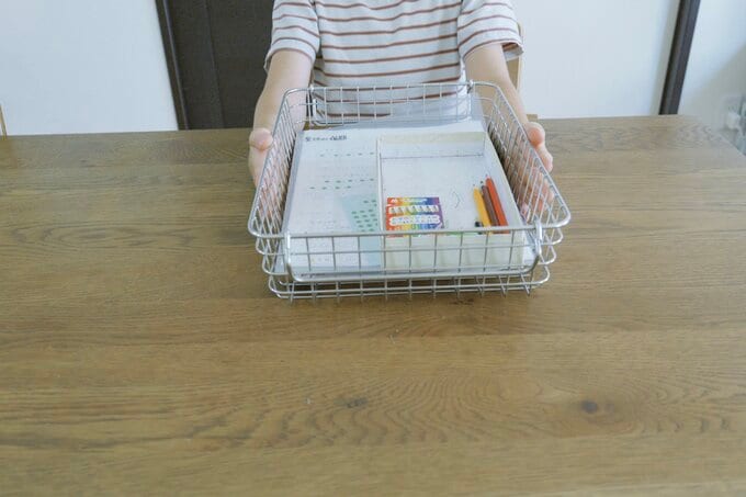 宿題はまとめてテーブル下へ。無印良品の「ステンレスワイヤーバスケット」を愛用