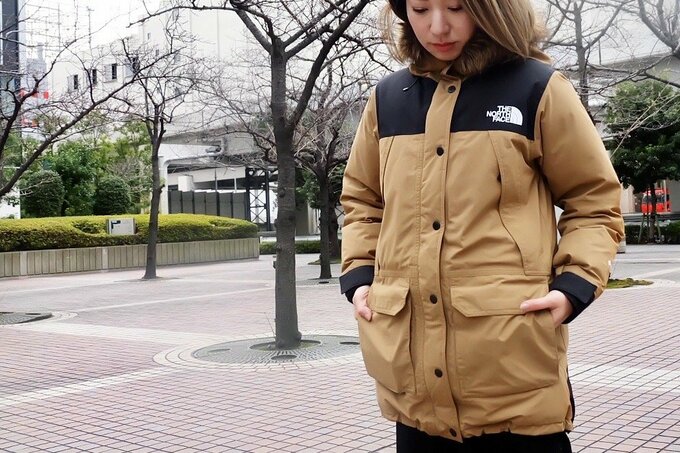 ダウンコートを着た女性