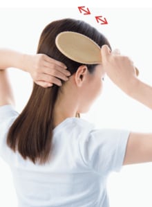 ブラシを小刻みに 震わせ頭皮をほぐす