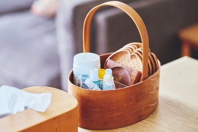 ものが多くても「散らからない」工夫2つ。白樺のカゴとシェーカーボックスでざっくりまとめる