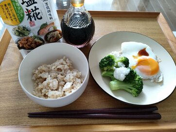 50代ミニマリストの「リアルな朝食」。基本は玄米、卵、野菜でメニューをパターン化