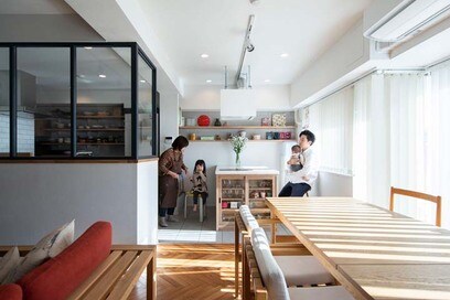 【マンションリノベ事例】メゾネットのよさを生かした、ウェルカムキッチンのある一戸建みたいな家